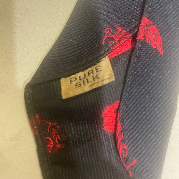 Quality Neckwear by Disney, Pinocchio’s Feather Silk tie Constructed By Tooke - Picture 5 of 5